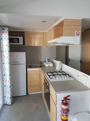 Cuisine ou kitchenette dans l'établissement Mobile Homes by KelAir at Camping La Yole
