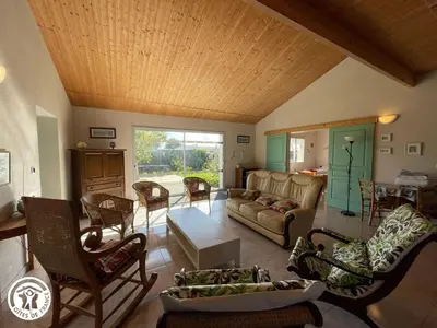 Coin salon dans l'établissement Maison indépendante avec jardin et BBQ, 3 chambres, proche des oiseaux du Marais - FR-1-426-95