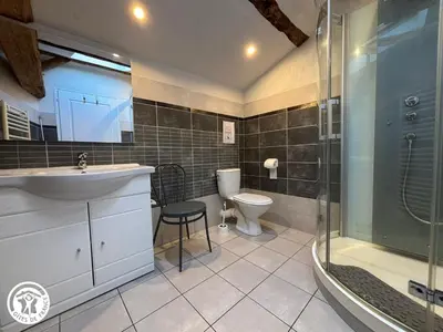 Salle de bains dans l'établissement Gîte rénové mitoyen PMR, 3 chambres, terrasse, proche nature - FR-1-426-112