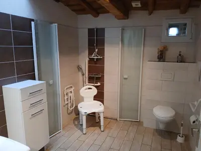 Salle de bains dans l'établissement Gîte rénové mitoyen PMR, 3 chambres, terrasse, proche nature - FR-1-426-112