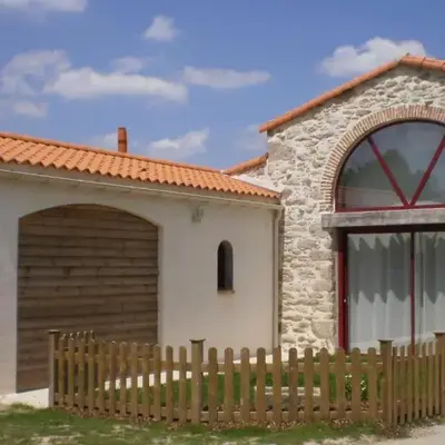 Gîte rénové mitoyen PMR