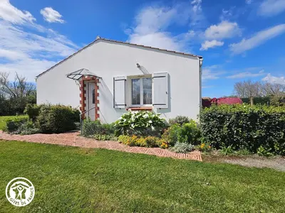 Jardin de l'établissement Gîte familial avec jardin privé et barbecue près de La Barre-de-Monts - FR-1-426-104