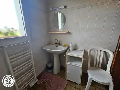 Salle de bains dans l'établissement Gîte familial avec jardin privé et barbecue près de La Barre-de-Monts - FR-1-426-104