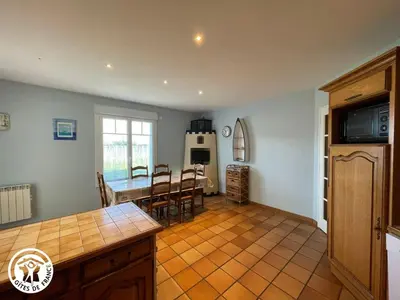 Télévision ou salle de divertissement dans l'établissement Maison récente avec jardin, 4 chambres, proche mer et commerces à Bouin - FR-1-426-129