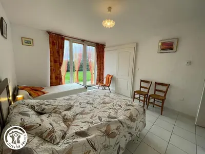 Un ou plusieurs lits dans un hébergement de l'établissement Charmante grange rénovée avec grand terrain, Wi-Fi, barbecue, proche ferme et nature - FR-1-426-131
