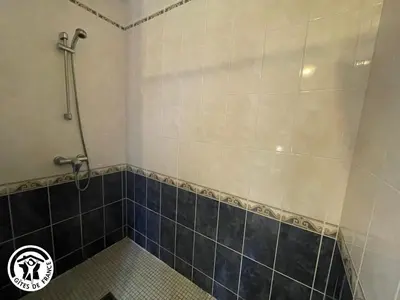 Salle de bains dans l'établissement Charmante grange rénovée avec grand terrain, Wi-Fi, barbecue, proche ferme et nature - FR-1-426-131