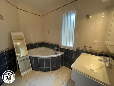 Salle de bains dans l'établissement Charmante grange rénovée avec grand terrain, Wi-Fi, barbecue, proche ferme et nature - FR-1-426-131