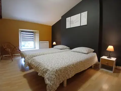 Un ou plusieurs lits dans un hébergement de l'établissement Maison ancienne rénovée avec terrasses, jusqu'à 6 personnes, La Gaubretière - FR-1-426-154
