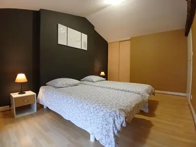 Un ou plusieurs lits dans un hébergement de l'établissement Maison ancienne rénovée avec terrasses, jusqu'à 6 personnes, La Gaubretière - FR-1-426-154
