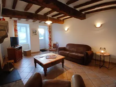 Coin salon dans l'établissement Charmante maison ancienne rénovée avec jardin privé, 5 couchages - FR-1-426-171