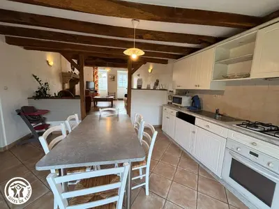 Cuisine ou kitchenette dans l'établissement Charmante maison ancienne rénovée avec jardin privé, 5 couchages - FR-1-426-171