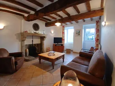 Télévision ou salle de divertissement dans l'établissement Charmante maison ancienne rénovée avec jardin privé, 5 couchages - FR-1-426-171