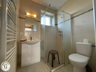 Salle de bains dans l'établissement Gîte traditionnel rénové avec jardin clos et Wi-Fi, 3 chambres, proche de La Garnache, Vendée. - FR-1-426-195