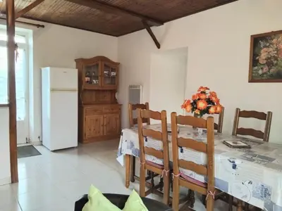 Cuisine ou kitchenette dans l'établissement Gîte traditionnel rénové avec jardin clos et Wi-Fi, 3 chambres, proche de La Garnache, Vendée. - FR-1-426-195