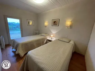 Un ou plusieurs lits dans un hébergement de l'établissement Gîte charmant à la campagne avec terrasse, proche du Puy du Fou et de la rivière Sèvre - FR-1-426-249