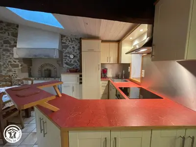Cuisine ou kitchenette dans l'établissement Gîte charmant à la campagne avec terrasse, proche du Puy du Fou et de la rivière Sèvre - FR-1-426-249