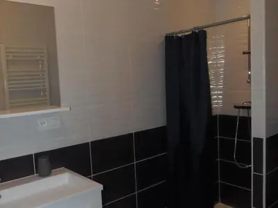 Salle de bains dans l'établissement Charmant gîte en ferme rénovée avec wifi - FR-1-426-457