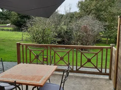 Jardin de l'établissement Charmant gîte en ferme rénovée avec wifi - FR-1-426-457