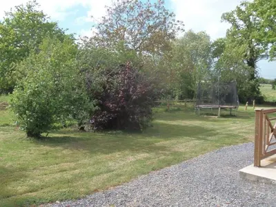 Jardin de l'établissement Charmant gîte en ferme rénovée avec wifi - FR-1-426-457