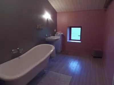 Salle de bains dans l'établissement Charmant gîte familial avec jardin privé et wifi à Falleron - FR-1-426-458