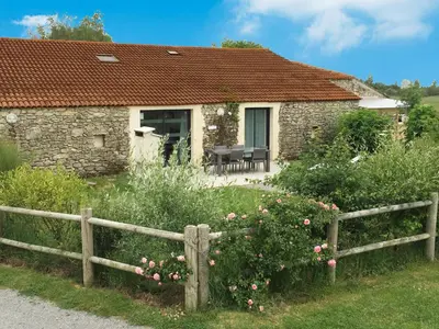 Jardin de l'établissement Gîte charmant avec spa et piscine au cœur du Marais Breton - FR-1-426-280