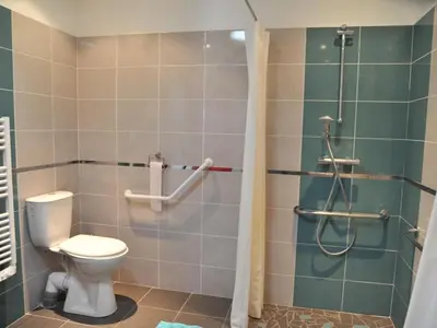 Salle de bains dans l'établissement Gîte charmant avec spa et piscine au cœur du Marais Breton - FR-1-426-280