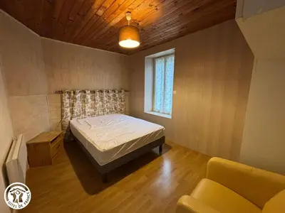 Un ou plusieurs lits dans un hébergement de l'établissement Maison rénovée à la campagne avec terrasse, connexion Wifi incluse - FR-1-426-288