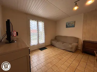 Télévision ou salle de divertissement dans l'établissement Maison rénovée à la campagne avec terrasse, connexion Wifi incluse - FR-1-426-288