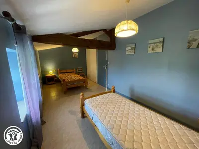 Un ou plusieurs lits dans un hébergement de l'établissement Maison rénovée avec piscine chauffée et jardin clos, proches commodités - Saint-Martin-des-Tilleuls - FR-1-426-335
