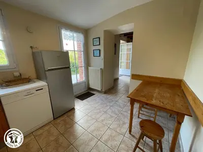 Cuisine ou kitchenette dans l'établissement Maison rénovée avec piscine chauffée et jardin clos, proches commodités - Saint-Martin-des-Tilleuls - FR-1-426-335