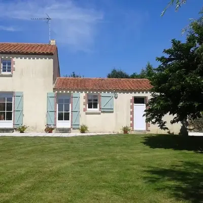 Maison rénovée avec piscine chauffée et jardin clos