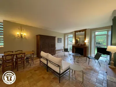 Coin salon dans l'établissement Maison rénovée avec piscine et grand jardin, à 2 km de la Vallée de l'Yon - FR-1-426-329