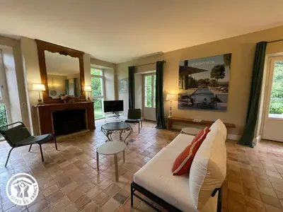 Coin salon dans l'établissement Maison rénovée avec piscine et grand jardin, à 2 km de la Vallée de l'Yon - FR-1-426-329