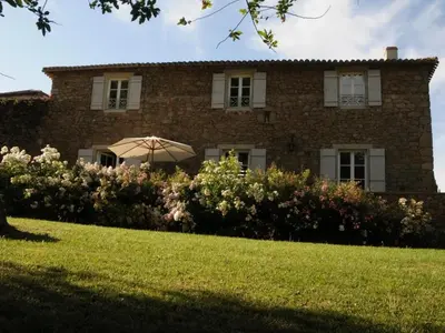 Jardin de l'établissement Maison rénovée avec piscine et grand jardin, à 2 km de la Vallée de l'Yon - FR-1-426-329