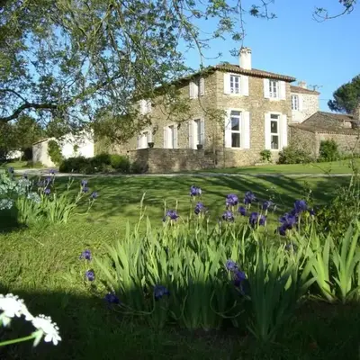 Maison rénovée avec piscine et grand jardin