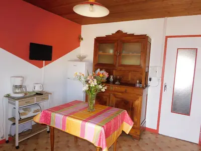 Cuisine ou kitchenette dans l'établissement Gîte rustique avec salle de jeux et animaux en campagne - FR-1-426-336