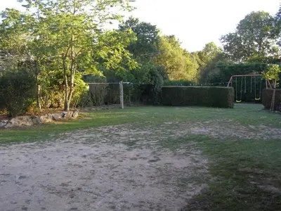 Jardin de l'établissement Gîte rustique avec salle de jeux et animaux en campagne - FR-1-426-336