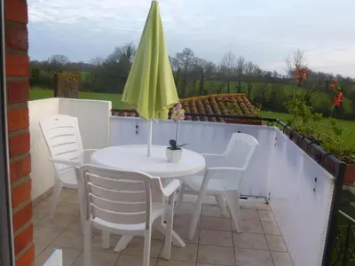 Balcon ou terrasse dans l'établissement Gîte rustique avec salle de jeux et animaux en campagne - FR-1-426-336