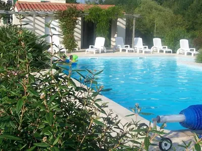 Piscine de l'établissement Maison rénovée avec piscine chauffée, jardin clos et Wi-Fi à Saint-Martin-des-Tilleuls - FR-1-426-355 ou située à proximité