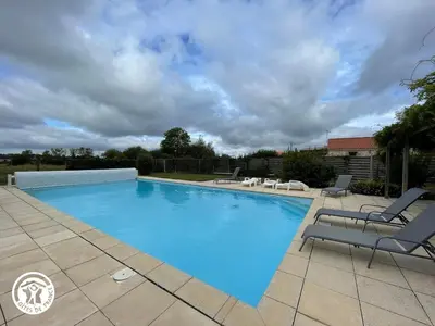 Piscine de l'établissement Maison rénovée avec piscine chauffée, jardin clos et Wi-Fi à Saint-Martin-des-Tilleuls - FR-1-426-355 ou située à proximité