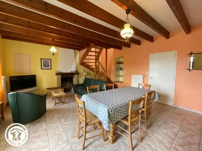Coin salon dans l'établissement Maison rénovée avec piscine chauffée, jardin clos et Wi-Fi à Saint-Martin-des-Tilleuls - FR-1-426-355