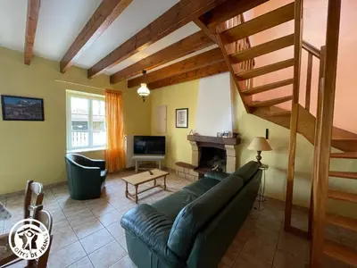 Télévision ou salle de divertissement dans l'établissement Maison rénovée avec piscine chauffée, jardin clos et Wi-Fi à Saint-Martin-des-Tilleuls - FR-1-426-355