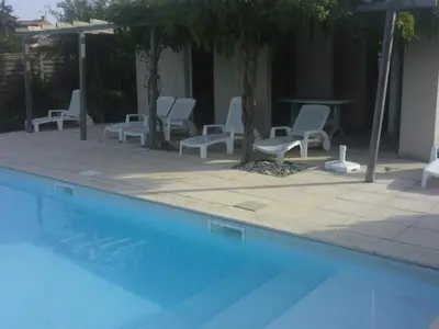 Piscine de l'établissement Maison rénovée avec piscine chauffée, jardin clos et Wi-Fi à Saint-Martin-des-Tilleuls - FR-1-426-355 ou située à proximité