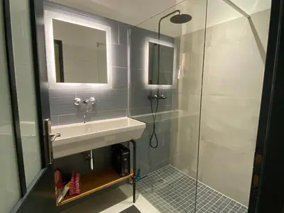 Salle de bains dans l'établissement Maison Traditionnelle Rénovée, Proche Plage, Barbâtre - Terrasse, Wifi, Confort Modern - FR-1-426-371