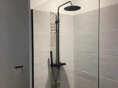 Salle de bains dans l'établissement Maison Traditionnelle Rénovée, Proche Plage, Barbâtre - Terrasse, Wifi, Confort Modern - FR-1-426-371