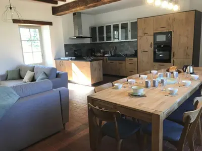 Cuisine ou kitchenette dans l'établissement Gîte de Charme 18ème Siècle avec Piscine et WiFi - Jusqu'à 10 Pers. - FR-1-426-406