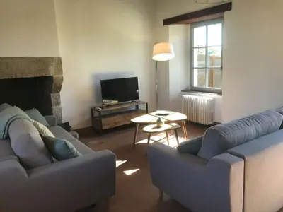 Coin salon dans l'établissement Gîte de Charme 18ème Siècle avec Piscine et WiFi - Jusqu'à 10 Pers. - FR-1-426-406