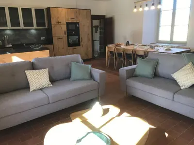 Cuisine ou kitchenette dans l'établissement Gîte de Charme 18ème Siècle avec Piscine et WiFi - Jusqu'à 10 Pers. - FR-1-426-406