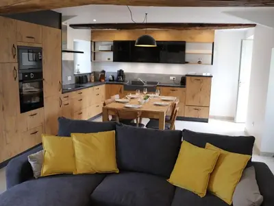 Cuisine ou kitchenette dans l'établissement Gîte 18ème avec piscine couverte, terrasse et salle de jeux - 6 pers - FR-1-426-432