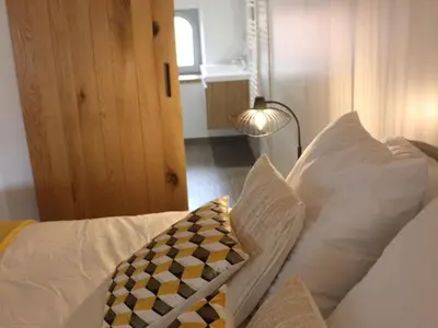 Un ou plusieurs lits dans un hébergement de l'établissement Gîte 18ème avec piscine couverte, terrasse et salle de jeux - 6 pers - FR-1-426-432